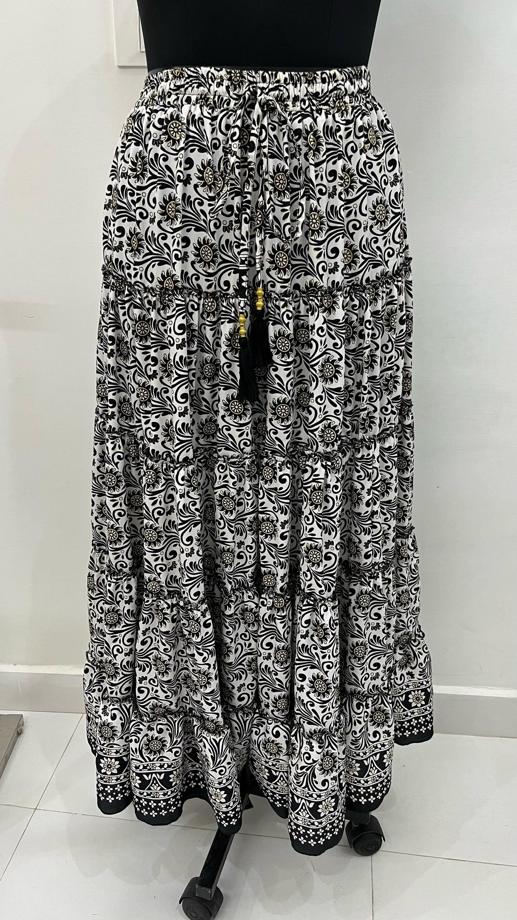 
Jupe Fantasia sunrise noir – détail imprimé et tissu
