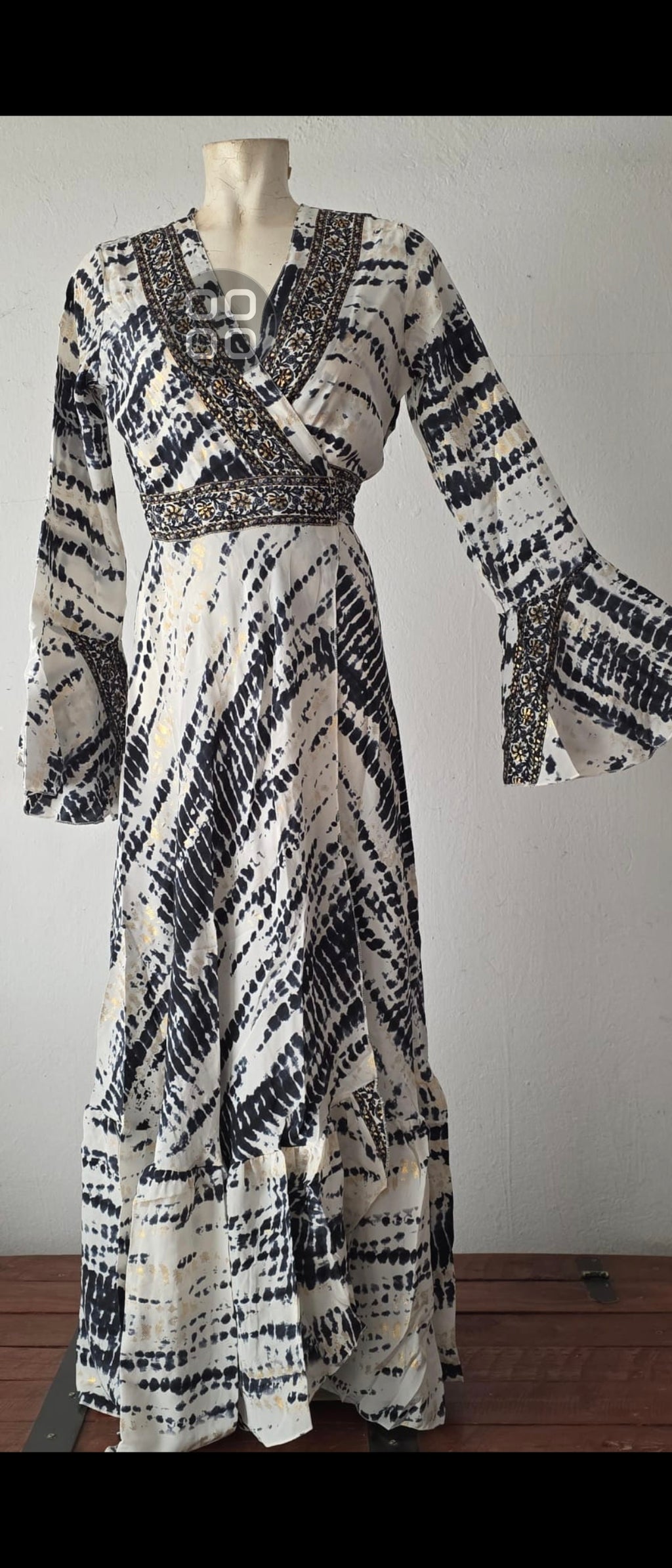 détail tissu Maxi Kimono bohème Dream White - détail tie-dye blanc doré - soie indienne - COACHELLI
