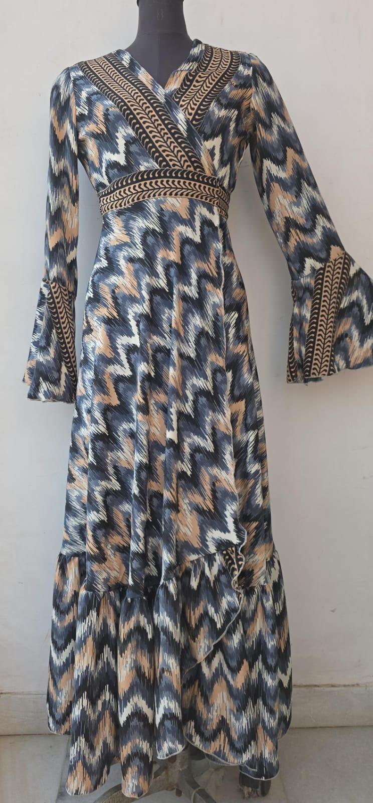 détail tissu Maxi Kimono bohème Fantasia Black - détail motifs abstraits noir - soie indienne - COACHELLI



