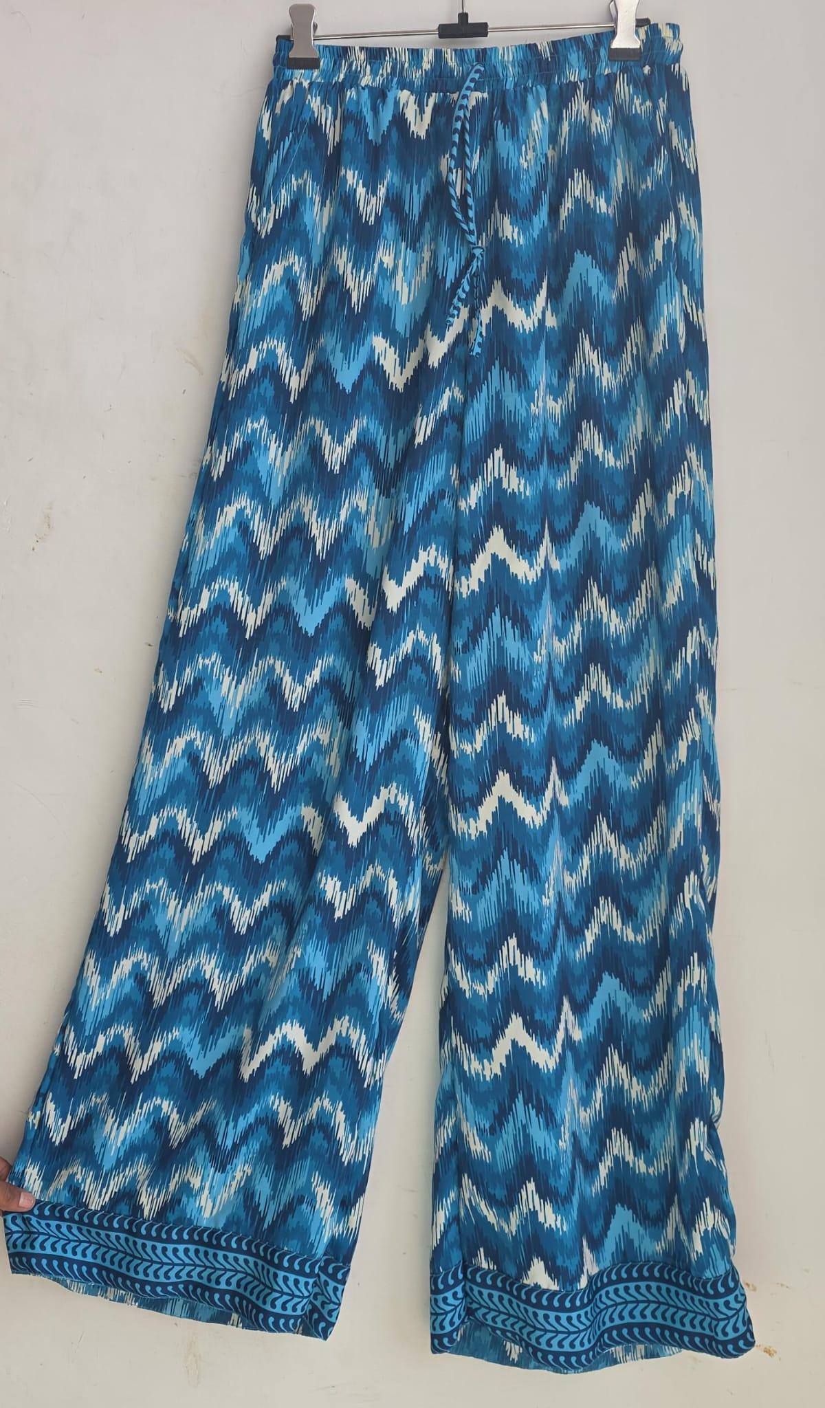 détail tissu Pantalon bohème Ibiza Fantasia Blue - détail motifs abstraits bleus - soie indienne - COACHELLI