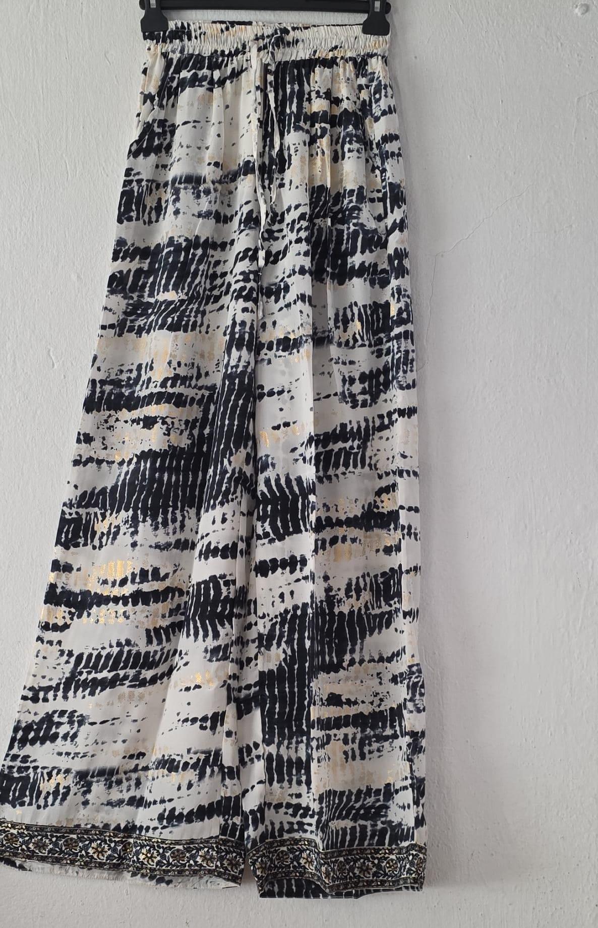  détail tissu Pantalon bohème Ibiza Fantasia Dream White - détail tie-dye blanc noir doré - soie indienne - COACHELLI