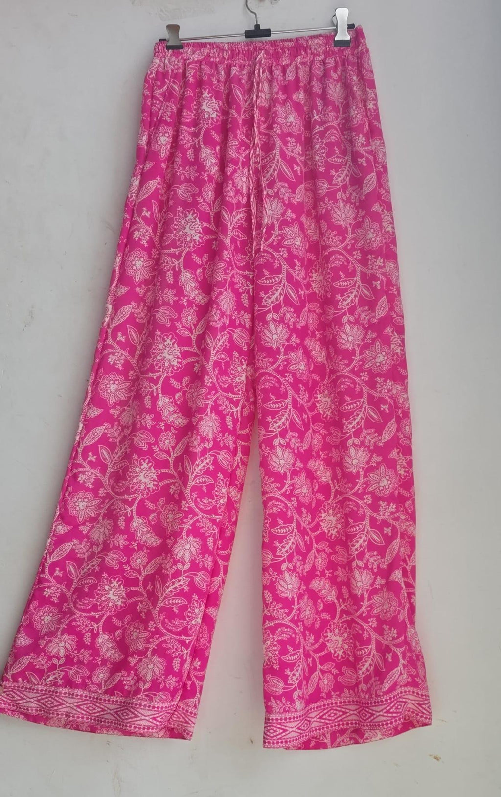  détail tissu Pantalon bohème Ibiza Pink - détail motifs floraux roses - soie indienne - COACHELLI

