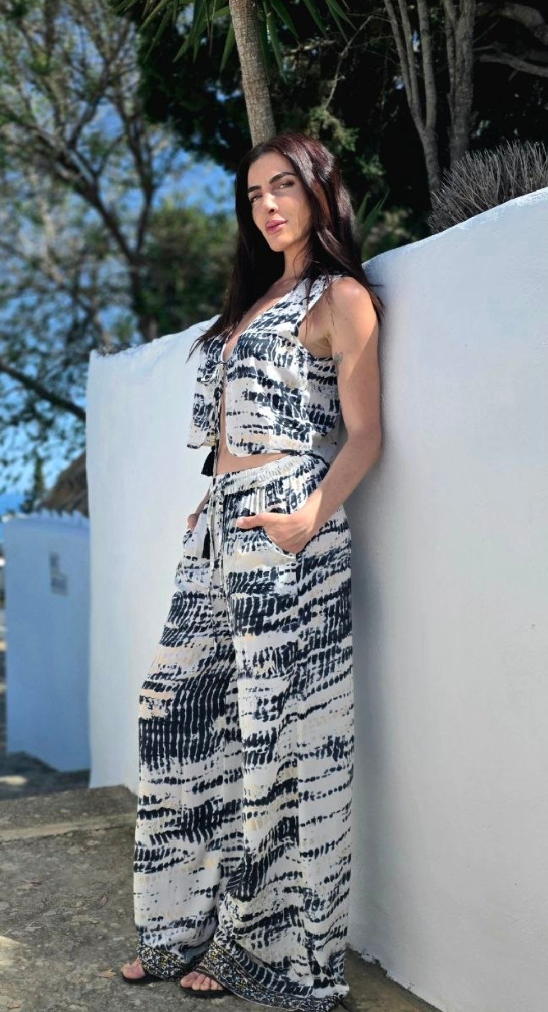  vue de  coté  Pantalon bohème Ibiza Fantasia Dream White - vue de dos - soie tie-dye blanc noir doré - COACHELLI

