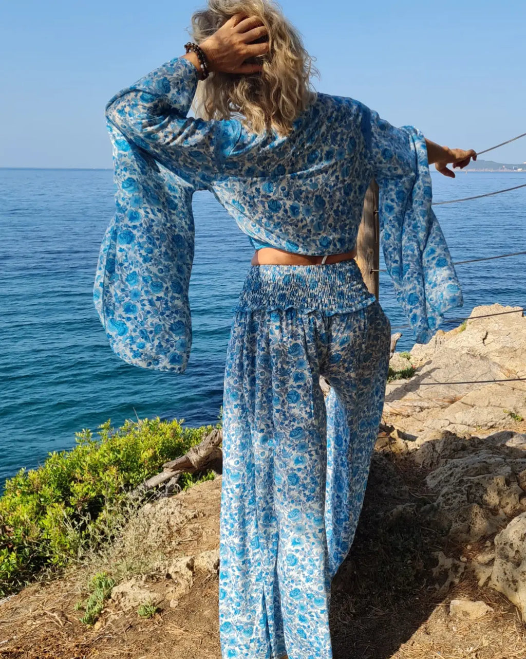  vue de dos Pantalon palazzo bohème Lotus Blue - vue de dos - coupe large soie - COACHELLI