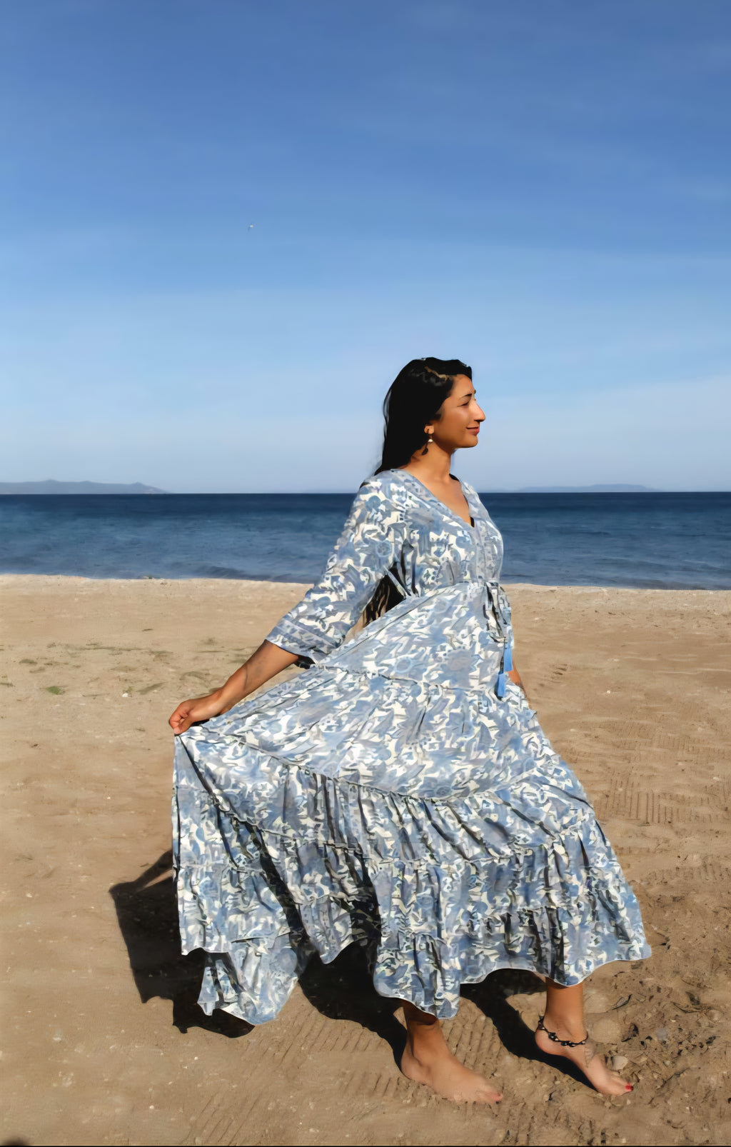 Robe bohème Iris bleue portée - style éditorial - COACHELLI