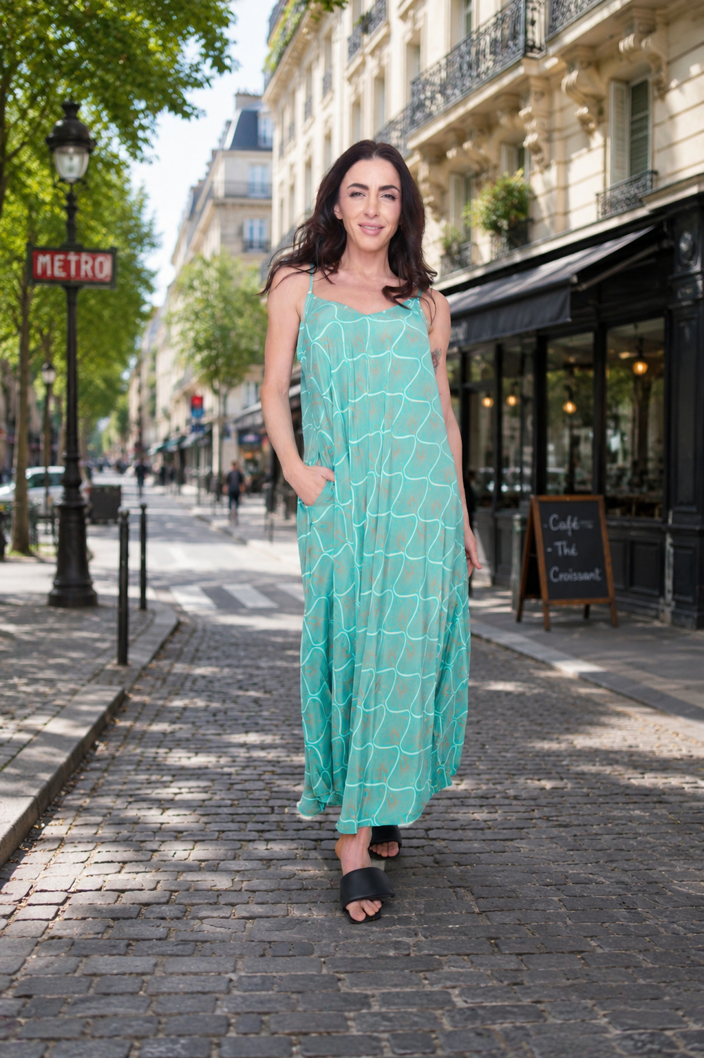 Robe bohème Harmony verte portée - style éditorial - COACHELLI