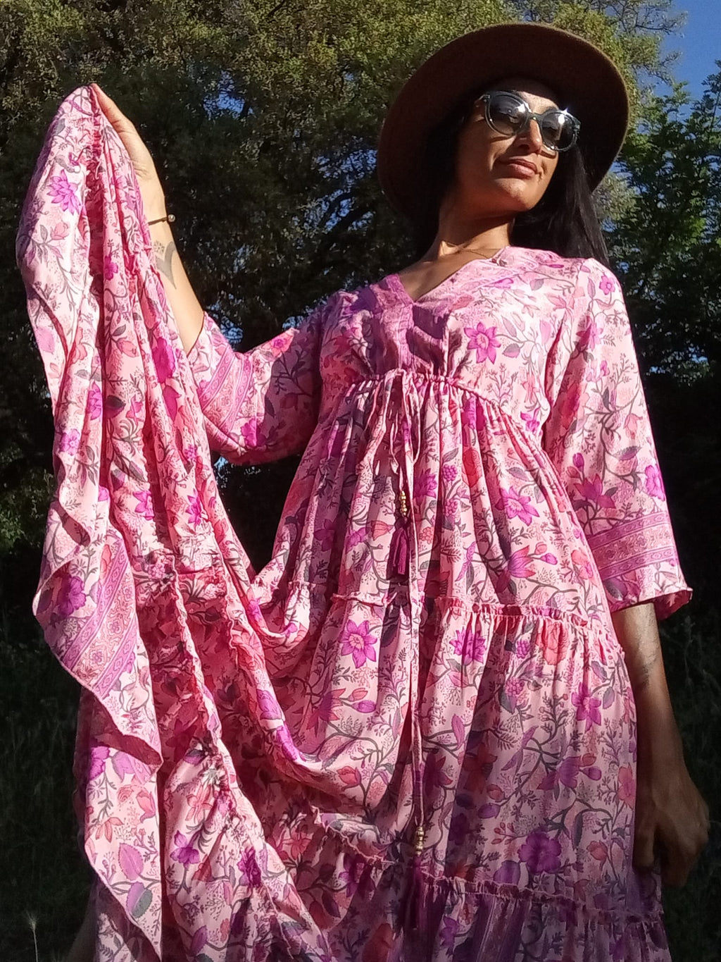 Détail encolure robe Iris rose - finition bohème chic - COACHELLI