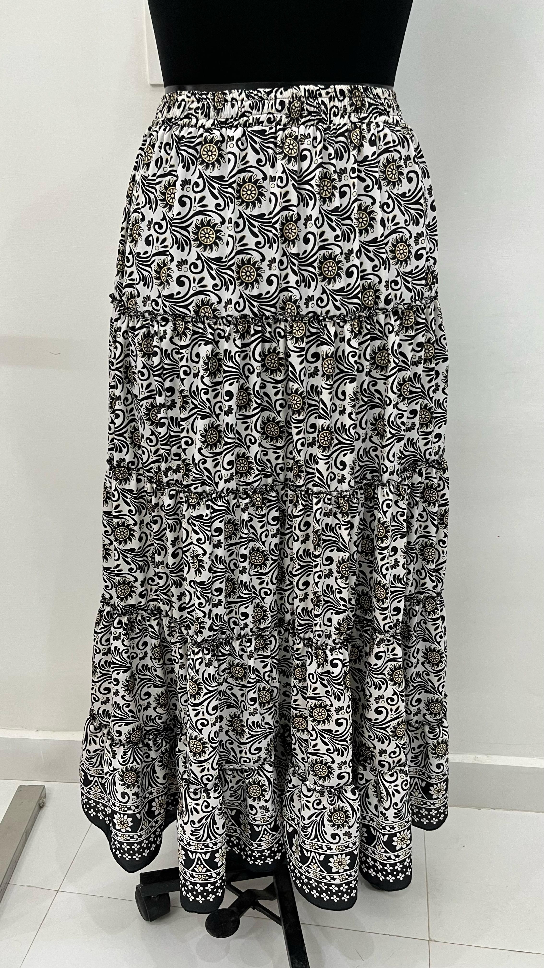 
Jupe Fantasia sunrise l noir – détail imprimé et tissu dos 
