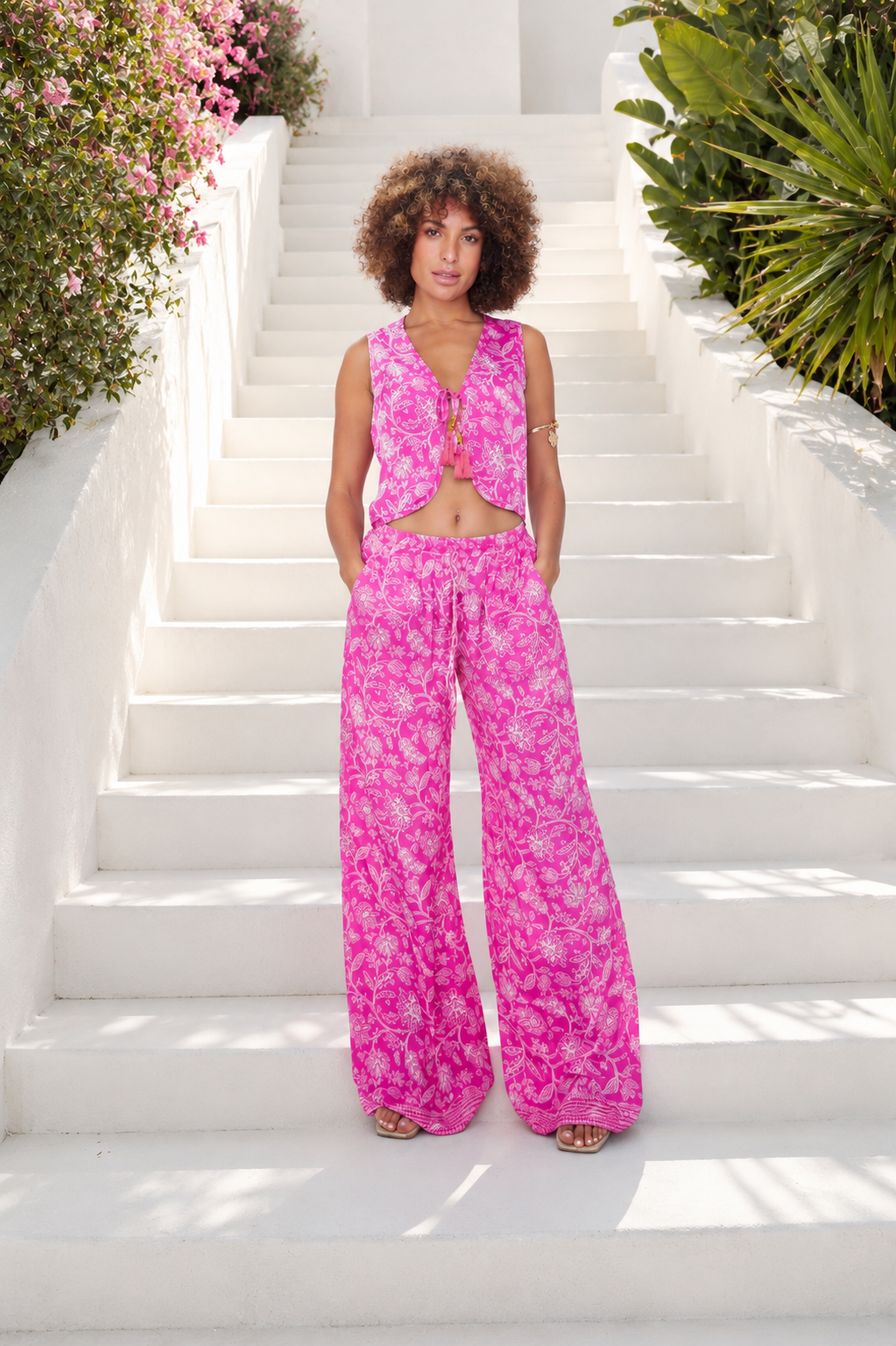 Pantalon bohème Ibiza Pink - vue de face - soie indienne florale - COACHELLI

